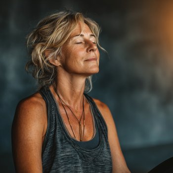 Ältere Frau praktiziert Yoga in ruhiger Atmosphäre