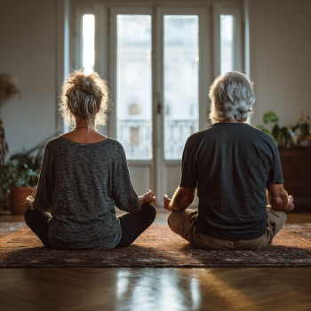 Gruppe älterer Menschen beim gemeinschaftlichen Yoga