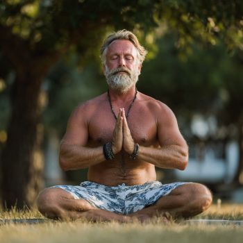 Gruppe lächelnder Senioren nach der Yoga-Stunde